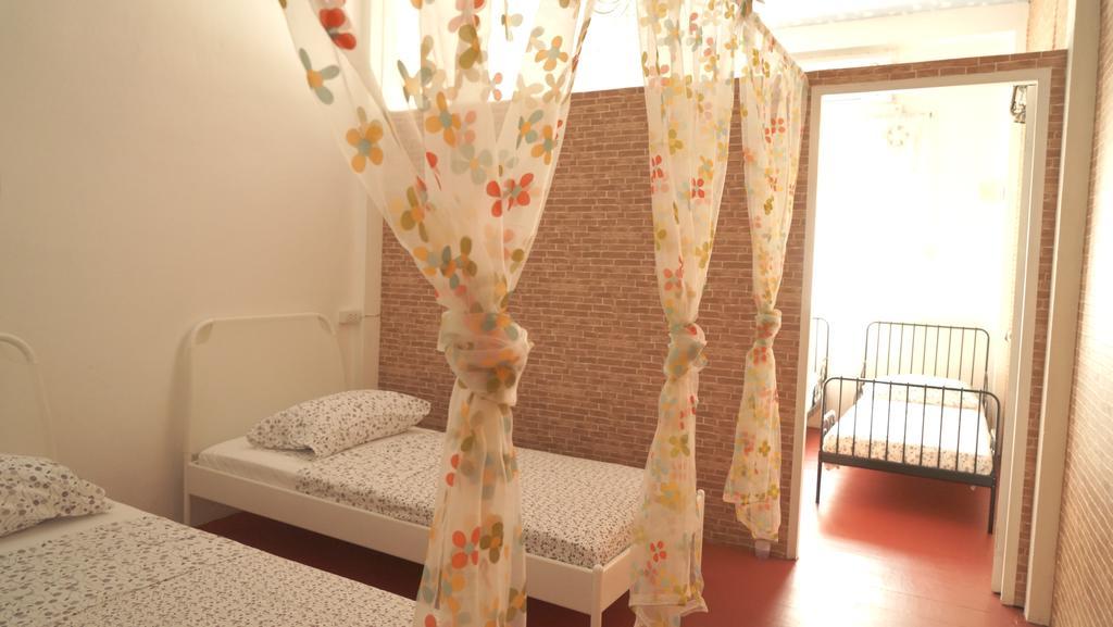 Tiger Lily Hostel Bangkok Szoba fotó